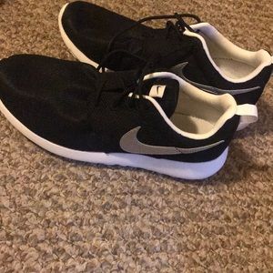 Black nike roshes